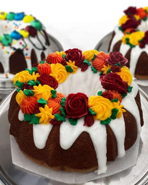 NEW at @dfwairport: Fresh-baked, full sized bundt cakes! Pre-order yours now, just in time for the holidays by calling our store directly at (972) 973-7381 🎂

#whiskandbowl #whiskandbowlbakery #DFW #oneDFW #dfwairport #bundtcakes #holidaycakes #birthdaycakes #freshbaked