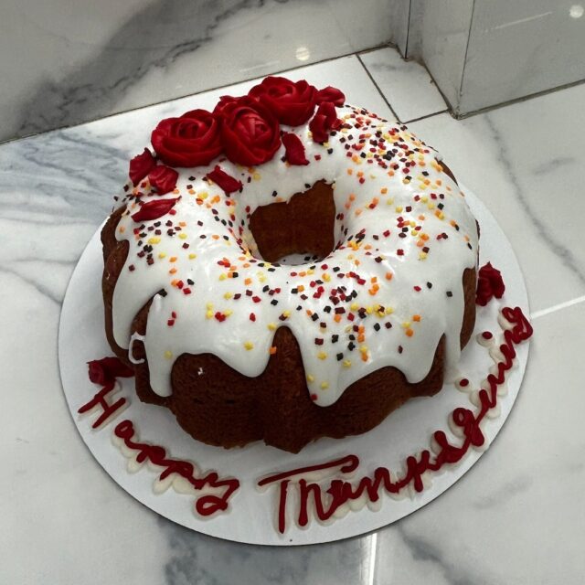 We're so thankful for @theuso here at @dfwairport and all the work they do for Military Families and Service Members. So we of course had to spoil them this #whiskandbowlwednesday with a full-sized Thanksgiving bundt cake!

#whiskandbowl #oneDFW #theuso #USO #militaryfamilies #dfwairport #dfwinternationalairport #thanksgiving #whiskandbowlbakery